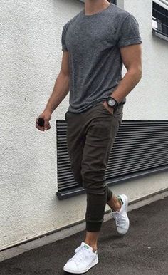 Dicas de estilo para homens. Veja as melhores dicas para aprender a se vestir bem. #Moda #ModaMasculina Moda Casual Chic, Kemeja Lelaki, College Guys, Tee Shorts, Mens Summer Outfits, Vans Converse, Mens Casual Outfits Summer, Short Men Fashion, Stylish Men Casual