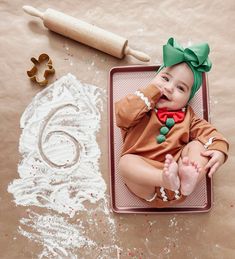 6 month baby monthly inspo picture christmas #christmas #babymonthlyphotos#babyphotos#monthly#babygirlaesthetic#christmasphotoshoot In The Box Photography, 6 Month Baby Picture Ideas, Christmas Baby Pictures, Box Photography, Baby Milestones Pictures, Baby Christmas Photos, Monthly Pictures, Monthly Baby Pictures, Baby Milestone Photos