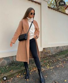 Outfit Dia, Wardrobe Build, Ny Outfits, Jeans Outfit Fall, Tan Coat, Cold Fits, Instagram Autumn, Winter Street, Outfits Classy