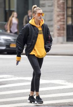 Los Mejores Looks De La Estilosa Modelo Hailey Baldwin – Cut & Paste – Blog de Moda Outfits Mit Leggings, Customer Profile, Athleisure Trend, Orange Hoodie, New Street Style, Yellow Hoodie, Legging Outfits