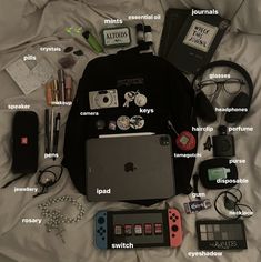 Inside Of My Bag, Things To Put In Your Backpack, College Bag Aesthetic, College Backpack Aesthetic, Backpack Tour, Whats In My Backpack, Organized Backpack, College Backpack Essentials, Inside Backpack