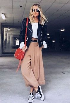 Free Spirit Fashion Aesthetic, Fall 2023 Street Style, 36 Year Old Women Style, How To Wear Culottes, 2024 Street Style, Stylish Spring Outfit, Wide Leg Pants Outfit, 일본 패션, Mode Casual