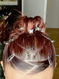 #hairstyles #hair #explore #explorepage #y2k #aesthetic Y2k Hair Styles, Early 2000s Hair, Hairstyles Red Hair, Hair Clips Y2k, Rockstar Hairstyles, Braid Hairstyles For Long Hair, 2000s Hairstyles, Club Hair, Julia Fox