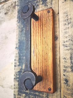 a wooden door handle with two black handles on the front and back of an old wood door