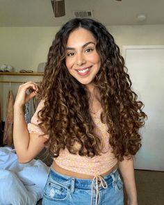 Hair Inspo Brown, Curly Hair Inspo, Curly Hair Long, Colored Curly Hair, Long Curls, Curly Hair Inspiration, Curly Girl Hairstyles, Brown Highlights