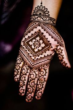 a hand with henna on it and the words saving screenhot written in arabic