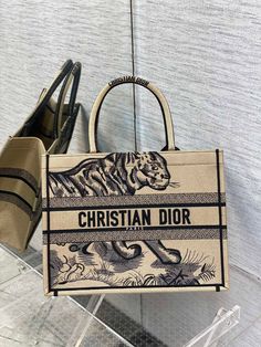 Contact us: contact@profxnz.com if you need assistance - Timeless elegance: christian dior bags unveiled - 628This is a premium quality clone , similar like the original ones, even no one can judge either it&apos;s a clone or originalSize: (36*18*28cm) It comes with Dust box, Care manual, Tag and Paper bag. Christian Dior Bag, Dior Bag, Wallet Case, Brunei, Luxury Bags, Contact Us, Timeless Elegance, Fashion Bags, New Zealand