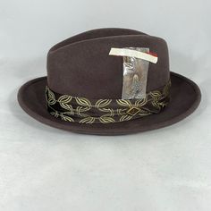 Stacy Adams Pinch Front Fedora Hat Material: 100% Wool 1 1/2" Brown Pleated Ribbon Stacy Adams Pin Logo On The Left Side Style: Fedora Brim: 2" Inch The Inner Circumference Is Approximately 22" Model: Saw582-Brn Condition Note: Brand New With Tag. Elegant Brown Flat Bill Hat, Brown Fitted Fedora For Kentucky Derby, Fitted Brown Fedora For Winter, Fitted Hat With Short Brim And Lining, Fitted Hats With Curved Brim And Lining, Fitted Lined Hats With Curved Brim, Fitted Lined Hat With Curved Brim, Vintage Fitted Felt Hat With Flat Bill, Fitted Brown Cloche Hat With Flat Brim