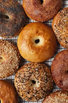 a bunch of bagels sitting on top of a cooling rack next to each other