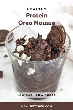 Protein Oreo Mousse with white chocolate and crushed Oreo for an easy dessert. Healthy Oreo chocolate mousse is low fat, low sugar and low calorie too! Protein Oreo, Healthy Protein Desserts, Oreo Mousse, Crushed Oreo, Low Calorie Protein, Low Fat Snacks, Oreo Chocolate, Healthy Protein Snacks, Dessert Healthy