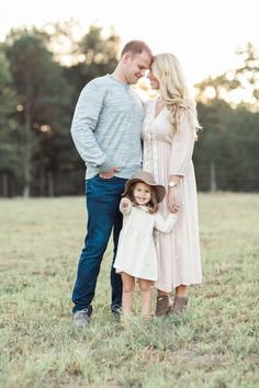 Halfway Wholeistic, Summer Family Pictures, Pose Portrait, Family Photoshoot Poses, Fall Family Portraits, Summer Family Photos, Family Portrait Poses, Family Photoshoot Outfits