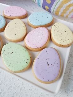 there are many cookies that have been decorated with different colors and shapes on the plate