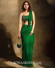 Corset Outfit Indian Wear, Goddess Body Shape, Fitted Embellished Green Saree, Green Cutdana Pre-draped Saree For Evening, Traditional Outfits Indian, Green Bollywood Designer Pre-draped Saree, Saree Pallu Design, Bollywood Style Embellished Green Pre-draped Saree, Crystal Saree