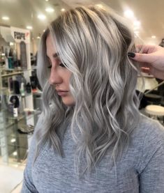 Blonde Silver Highlights, Cool Toned Blonde Highlights, Cool Grey Hair, Silver Blonde Balayage, Long Bob Wavy Hair, Gray Blonde Hair, Grey Transition, Bold Hairstyles, Balyage Long Hair