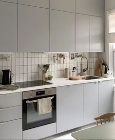 Kitchen Kitchen Design Nordic Baking, Modern Kitchen Doors, Line Kitchen, Kitchen Credenza, Interior Design Images, Latest Interior Design, Popular Kitchens, Kitchen Designs Layout, Tidy Kitchen