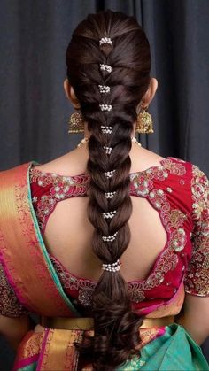 All Hearts to this neat braid adorned with dainty pearls 😍❤️  💕Hair by @vetrihairandmakeup   #bride #hair #hairstyleinspo #hairjewelry #hairinspo #hairstyleinspo #bridalhair #bridalhairstylist #bridalhairstyle #weddinghairstyles #weddinghair #weddinghair #indianwear #weddingfashion #fashionstyle #fashioninsfluencer #fashion #bridalhair #theweddingmanual #decorbyweddingmanual Traditional Hairstyle For Saree, Messy Braided Hairstyles, Simple Bridal Hairstyle, South Indian Wedding Hairstyles, Hair Style Vedio