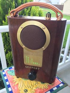 an old fashioned radio sitting on top of a table