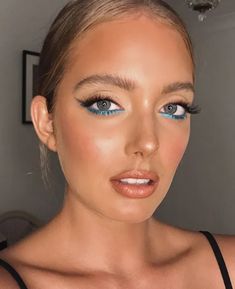 Extreme Make-up, Electric Blue Eyes, Blue Eyeliner Makeup, Disco Makeup, Liner Tutorial, Blue Liner, Amber Eyes, The Comeback