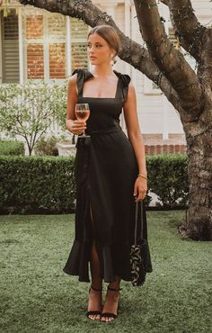 Pode usar preto no casamento? + Inspirações de vestidos pretos - Mariée: Inspiração para Noivas e Casamentos Strappy Maxi Dress, Boho Midi Dress, Spaghetti Strap Maxi Dress, Guest Attire, Wedding Attire Guest, Costume Intero, Vestidos Vintage, Dresses Elegant, Linnet