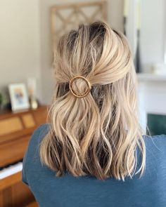 Pin Short Hair Back, Shoulder Length Hair Accessories, Hairstyles For Medium Length Hair Blonde, Short Hair For Work, Lob Hairstyles For Fine Hair, Easy Hair, Formal Hairstyles, Everyday Hairstyles