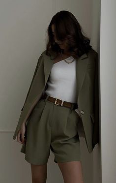 Beauty Minimalism, Olive Clothes, Olive Suit, Olive Outfit, Minimalism Clothes, Oversize Outfit, Style Oversize, Office Suit, Girl Hairstyle