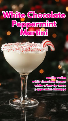 White Chocolate Peppermint Martini White Chocolate Liquor Drinks, Peppermint Chocolate Martini, White Chocolate Cocktails, Holiday Cocktail Recipes Christmas, White Chocolate Peppermint Martini, Pepermint Martini, Peppermint Alcoholic Drinks, Christmas Martini Holiday Drinks