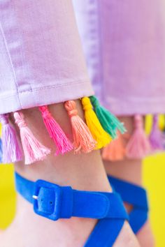 How To Make Tassel Jeans | studiodiy.com Diy Jeans Ideas, Teenage Fashion Trending, Clothes Shorts, Diy Fashion Trends, How To Make Tassels, Estilo Hippy, Studio Diy, Diy Vetement, Thanks Giving