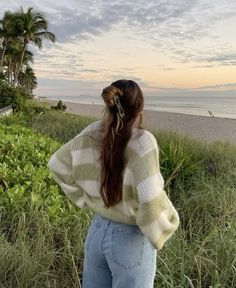 #springtime #fits#springoutfitsforwomen #sweateroutfit#jeans#sweater#beautifulgirl Chill Feminine Outfits, Winter Outfits Beach, Beach Aesthetic Outfits Winter, Salty Granola Outfits Winter, Beach Fall Aesthetic, Beach Outfit Winter, Beachy Outfits Winter, Beachy Winter Outfits, Beach Winter Outfit