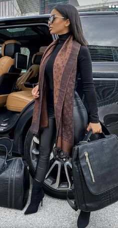 Luxury Luggage Sets, 2024 Lifestyle, Düşes Kate, Luxury Luggage, Scarf Outfit, Video Shoot, Luggage Sets, Jeep Life, Fall Fashion Outfits