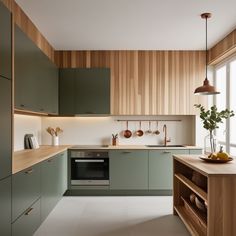 Inspírate con esta cocina moderna que combina gabinetes en verde suave y madera clara para crear un ambiente acogedor y elegante. Los detalles en cobre aportan un toque sofisticado, mientras que la iluminación natural resalta la armonía del diseño. Perfecta para quienes buscan funcionalidad con estilo en su hogar. Green Galley Kitchen Ideas, Small U Kitchen, Green And Oak Kitchen, Kitchen Green Cabinets, Kitchen Window Design, Kitchen Cabinetry Design, Kitchen Ideals, Kitchen Design Diy, Diy House Renovations