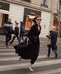 Street Fashion Shoot, Giedre Dukauskaite, City Portraits, Dressing Sense, Parisian Vibes, Sleeveless Outfit, Busy City, Fashion Photography Inspiration, Dark Wear