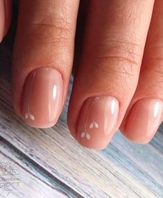 Simple Neutral Nails Short, Nails For Rust Dress, Minimalist Nail Art 2024, Small Flower Nail Art, Short Neutral Nail Designs, Short Nail Designs Minimal, Short Work Nails, Minimal Nails Design, Neutral Nails Short