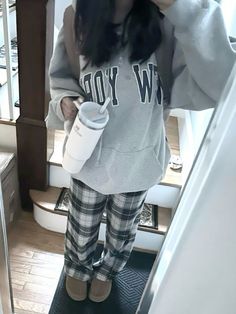 Cute Pj Outfits, Uggs Pink, Pj Outfit, Pj Day, New York Hoodie, Comfy School Outfits, Pajama Outfits, Outfit Inspo Casual, Trendy Outfits For Teens