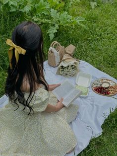 Outfit Idea For Summer, Picnic Aesthetics, Bow For Hair, Hair Aesthetics, Idea For Summer, Fairytale Photoshoot, Photo Yellow, Yellow Bow, Natural Eyeshadow