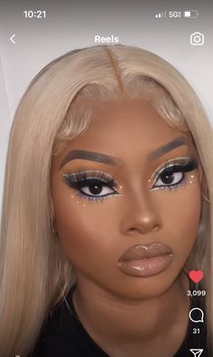 Prom Makeup With Silver Dress, Silver Glam Makeup Sparkle, Sliver Eyeshadow Looks Simple, Silver Under Eye Makeup, Black And Silver Makeup Black Women, Sliver Prom Makeup Looks, Brown And Silver Eyeshadow, Natural Makeup Silver