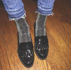 Loafers + Socks // More Loafers And Socks, How To Wear Loafers, Loafers With Socks, Socks Outfit, Glitter Socks, Mode Shoes, Loafers Outfit, Quoi Porter, Mode Inspo