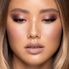 This roundup features 27 eye makeup looks that will make your brown eyes pop or enhance their natural beauty. From subtle to bold and daring, we've got something you're sure to love. Several are easy enough for beginners but all can be adjusted up or down in difficulty depending on the look desired! Check out our blog for these stunning examples of what's possible for your brown eyes with a little eyeliner, mascara, & shadow! Pink Eyeshadow Look, Natural Eyeshadow, Rose Lipstick, Mahogany Brown, Eyeshadow Base, Neutral Eyeshadow