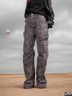 Fisdy - Stylish Camouflage Multi-Pocket Cargo Pants with Wide-Leg Design Urban Camouflage, Cargo Hose, Style Overalls, Camouflage Green, Camouflage Pants, Overalls Pants, Tie Dye Designs, Leg Design, Pantalon Cargo