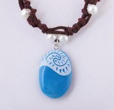 DETALHES DO PRODUTO Lindo colar da personagem da Disney Moana Dimensões: 10cm Material: Couro Cor: Marrom Peso: 13g Pocahontas Necklace, Moana Necklace, Style Types, Ocean Necklace, Braided Necklace, Drop Pendant Necklace, Pearl Necklaces, Painting Designs, Stone Pendant Necklace