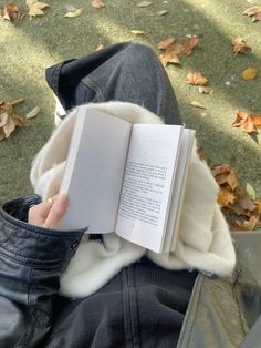 Autumn In New York, Fall Reading, London Aesthetic, Mia 3, The Embrace, Fall Feels, Reading A Book