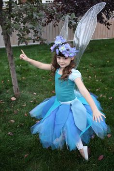 The Train To Crazy: Handmade Dress Up: DIY No Sew Iridescent Fairy Wings Tutorial Fairy Wings Tutorial, Peacock Costume Diy, Iridescent Fairy Wings, Wings Tutorial, Iridescent Fairy, Diy Fairy Wings, Peacock Costume, Costume Tutorial, Pixies Fairies