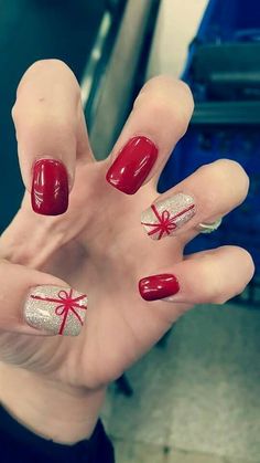 nail designs elegant classy beautiful Christmas Nails Round Shape, Bigfoot Drawing, Christmas Present Nails, Christmas Gel, Christmas Nails Easy, Holiday Nail