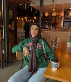 College Girl Aesthetic, Hijabi Fashion Winter, Aesthetic Hijabi, Muslim Swimwear, Hijabista Fashion, Hijabi Fits, Hijabi Outfit