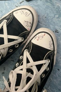 Drawn On Converse, Shoe Doodles, Shoes With Star, Dark Red Converse, Star Laces, Cosplay Crafts