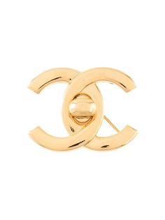 Chanel Pre-Owned 1996 Logo Turnlock Motif Brooch - Farfetch Elegant Gold Jewelry With Logo Plaque, Classic Gold Jewelry With Logo, Luxury Gold Brooch Lapel Pin, Chanel Brooch Outfit, Brooch Dress, Chanel Brooch, Brass Pin, Chanel Logo, Pin Logo