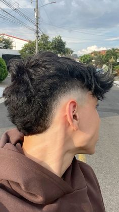 Mohawk fade bajo Mullet Fade Haircut, Taper Fade Short Hair, Fade Haircut Curly Hair, Mullet Fade, Best Fade Haircuts, Mohawk Hairstyles Men, Mens Haircuts Short Hair, Low Fade Haircut, Men Haircut Curly Hair