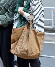 Ll Bean Tote, Alaia Bag, Canvas Tool Bag, Girls Spring Fashion, Big Tote Bags, Street Style Bags, Tokyo Street Style, Minimalist Capsule Wardrobe