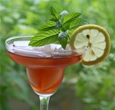 This mocktail can be made with freshly squeezed juice from a pomegranate or by using Pomegranate Juice. To juice the pomegranate, cut it in half (as Cubanelle Pepper, Tea Cocktail Recipes, Appetizers Vegetarian, Iced Tea Cocktails, Tea Scones, Tea Cocktail, Edible Seeds, Cucumber Plant