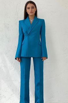 Women In Double Breasted Suit, Suit For Graduation For Women, Woman Suit Fashion Chic, Powersuits Women, Suits For Women 2023, Winter Graduation Outfit, Winter Graduation, Graduation Outfit Ideas, Most Pinned