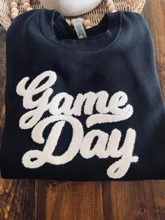 The best GAME DAY sweatshirt you will see! The perfect sweatshirt to wear to any sporting event! *Ships to you within 5-7 business days* Cute Sweatshirt Designs Cricut, Pto Shirts, Game Day Sweatshirt, The Best Game, School Spirit Shirts, Sporting Event, Spirit Shirts, Spirit Wear, Sports Mom